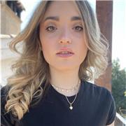 Studentessa universitaria di biotecnologie impartisce lezioni private di inglese a ragazzi delle elementari, medie e superiori